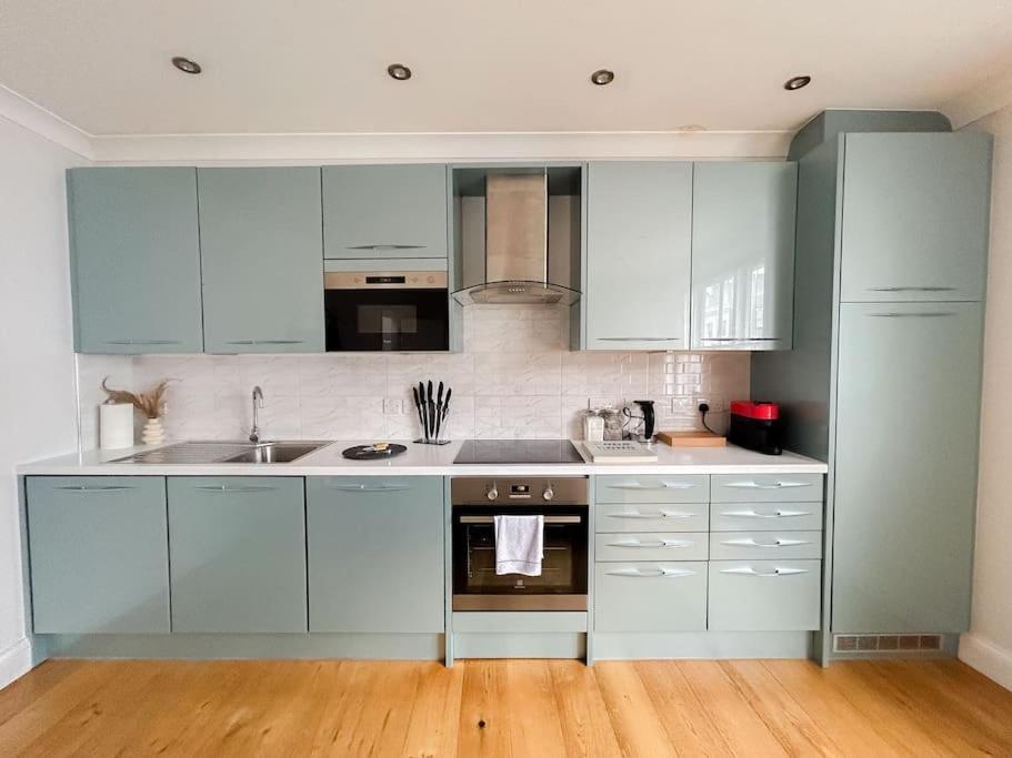 Charming One Bedroom Flat On Portobello Road * Londen